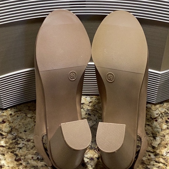 Candie’s open toe sandals. - Picture 6 of 8